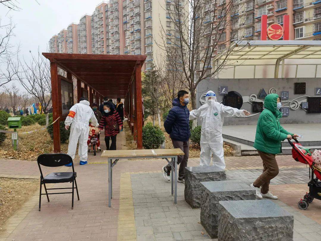 强化生活保障织密社区服务网在高井甲32号院封控期间,团员青年更是