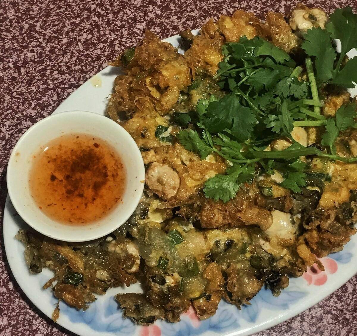 形形色色的蚝烙做法在潮汕和汕尾的街边出现,加入鸭蛋煎起来更为松化