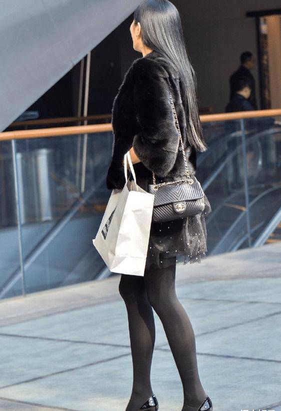 黑袜显年轻,30岁阿姨穿上后,秒变20多岁的小姐姐!_服饰_时尚_黑色