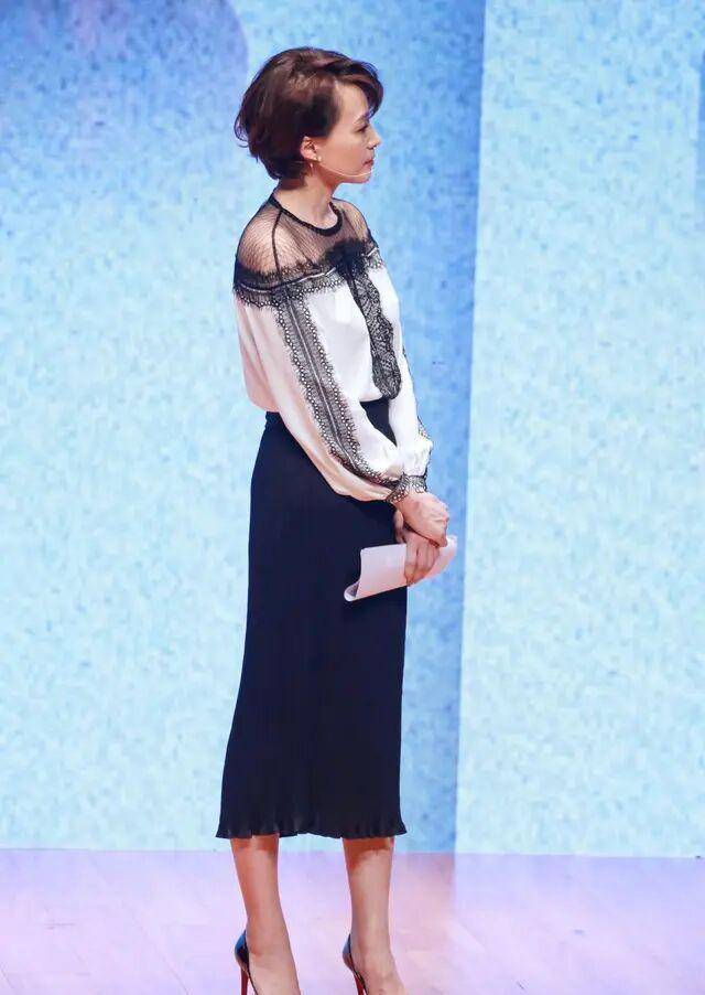 董卿真是优雅到骨子里了,穿蓝色连衣裙端庄大气,哪里像是46岁_女性