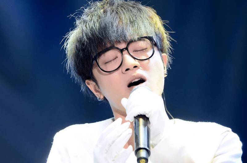 尤其是现场,每次飙高音的时候都能看到嗓子眼里的小舌头,好可怕