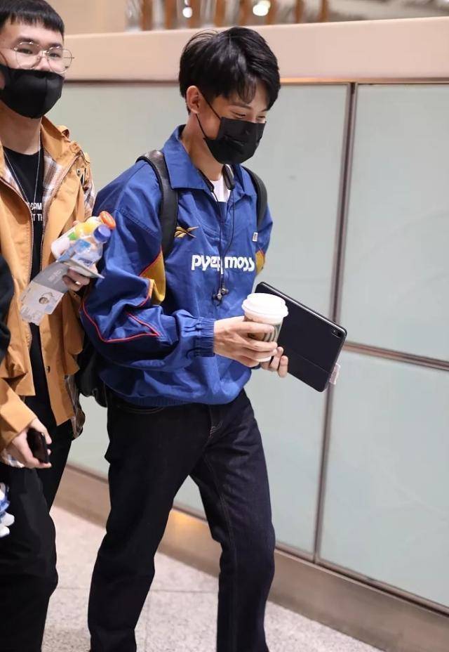 《小欢喜》方一凡现身机场,卫衣叠穿好时髦,熊孩子原来是酷boy_周奇