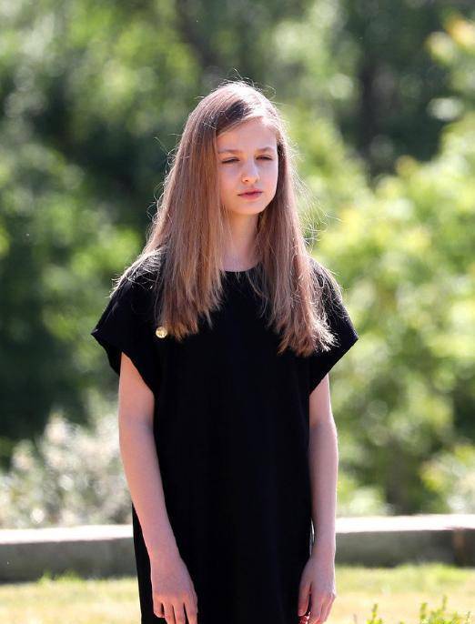 终于明白气质是从小养成,15岁西班牙公主与王后穿同款,完全不输