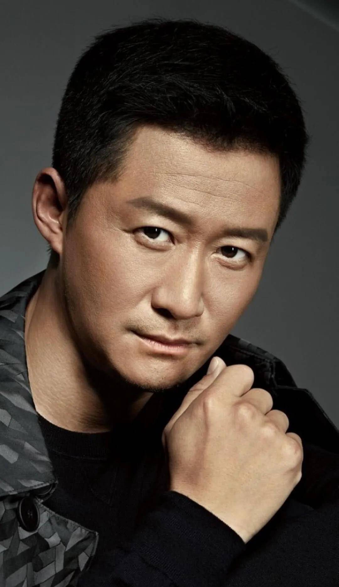 火了后,吴京正式成为爱国主义代表者,过去走清秀帅气路线的吴京,也