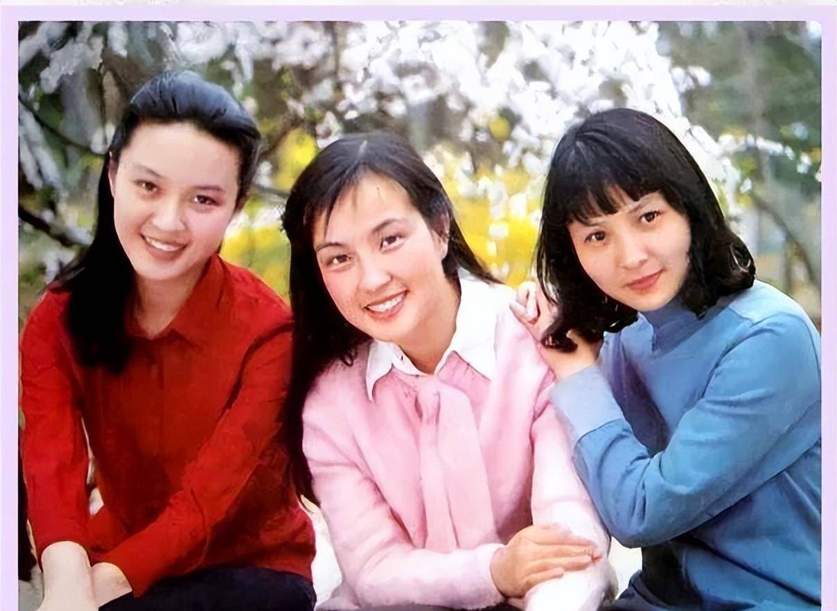 看了李羚的冬装穿搭,我发现:中年女人穿衣淡雅,从容老去也好美_气质