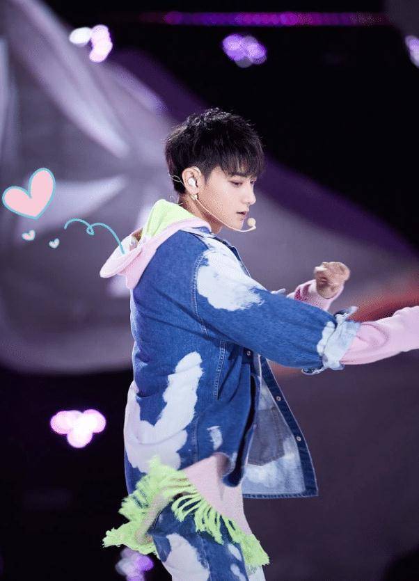 黄子韬穿绿色扎染连体裤亮相,戴墨镜遮天然黑眼圈,帅气十足_穿着_黑色