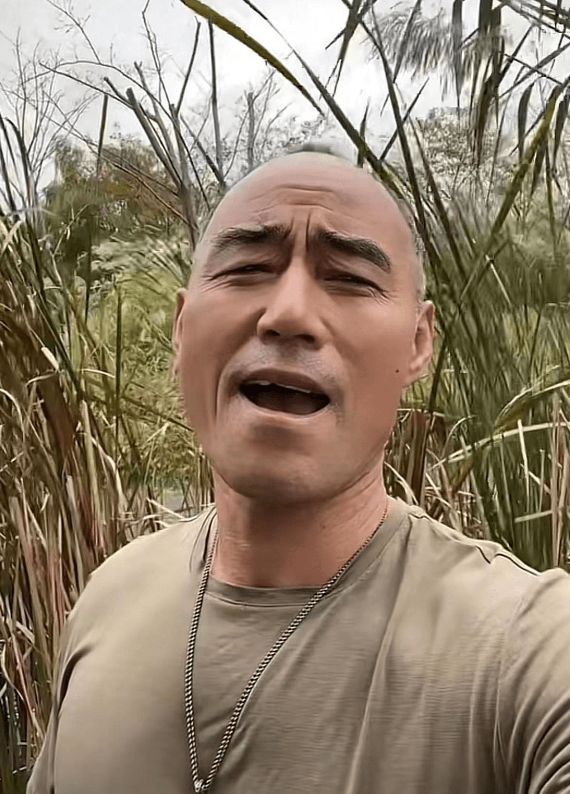 旭日阳刚王旭显落魄,在农村田里嚎唱不修边幅,满脸皱纹牙缝乌黑