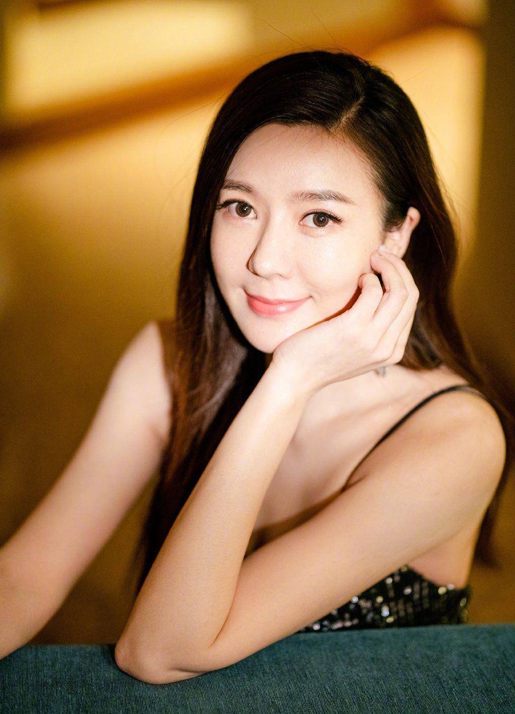 周韦彤大方承认自己整容,鼻子高挺下巴尖,脸部状态很不理想_手术_眼角