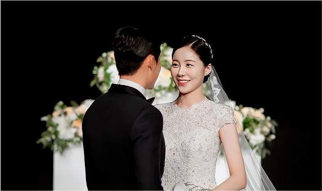 金娜贤和孙准浩同岁,早年毕业于韩国私立的威德大学