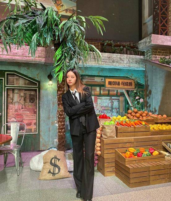 "成德善"李惠利,丝巾竟当衣服穿,御姐范儿超吸睛_白色_黑色_西装