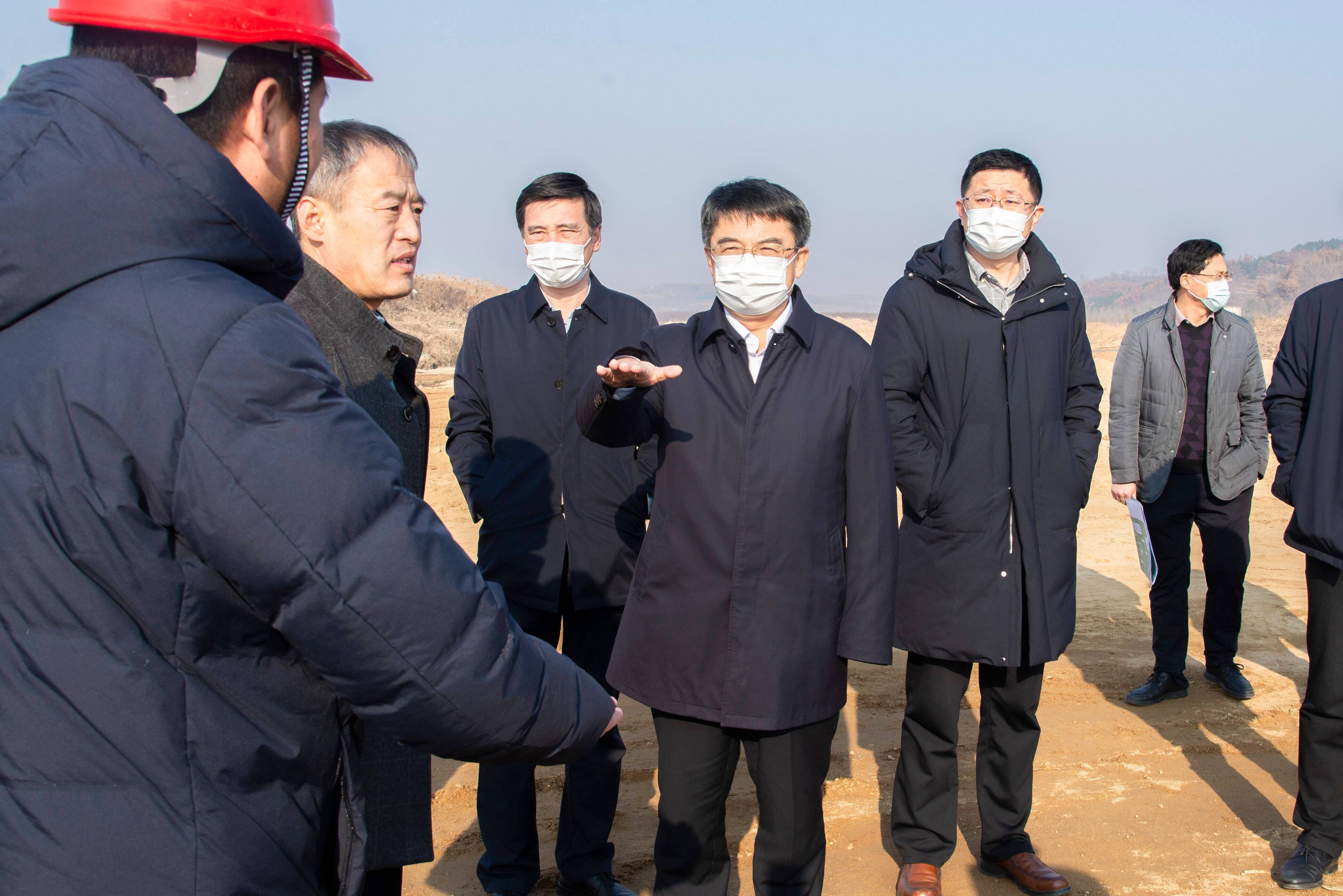 刘奎忠一行先后来到祥和家园老旧小区改造工程,乳山河险工段治理工程