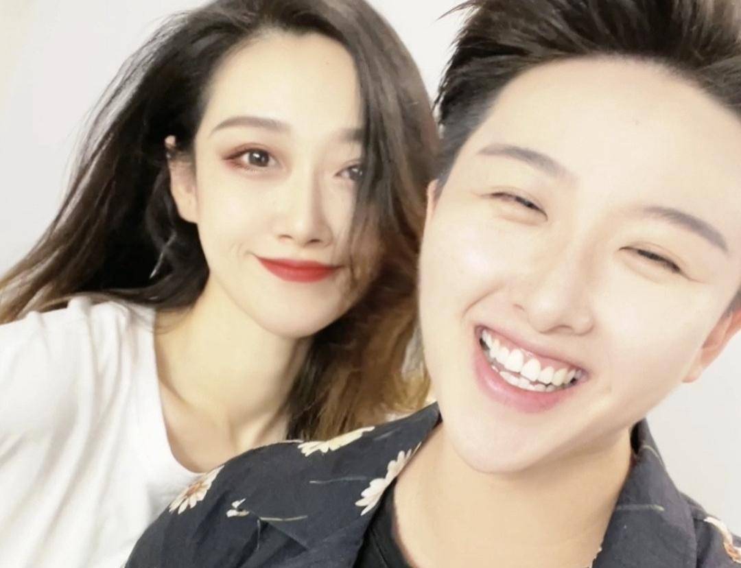 中国女排运动员孙文静宣布"出柜",送女朋友豪车,高调炫耀恋情_照片