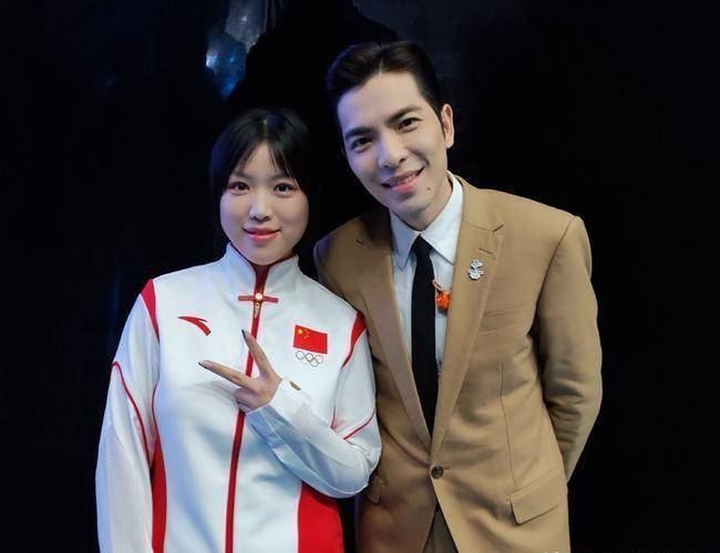 杨倩表示,白敬亭在综艺上表现是一个很有趣的人,而且很聪明,是一个