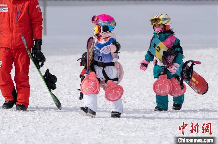 第二十届亚布力滑雪节开幕 对标北欧打造冰雪运动旅游胜地 