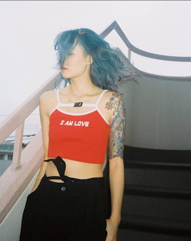 从不少的照片中我们可以看得出,黑尾酱是真的有着出色的外表的,看似和