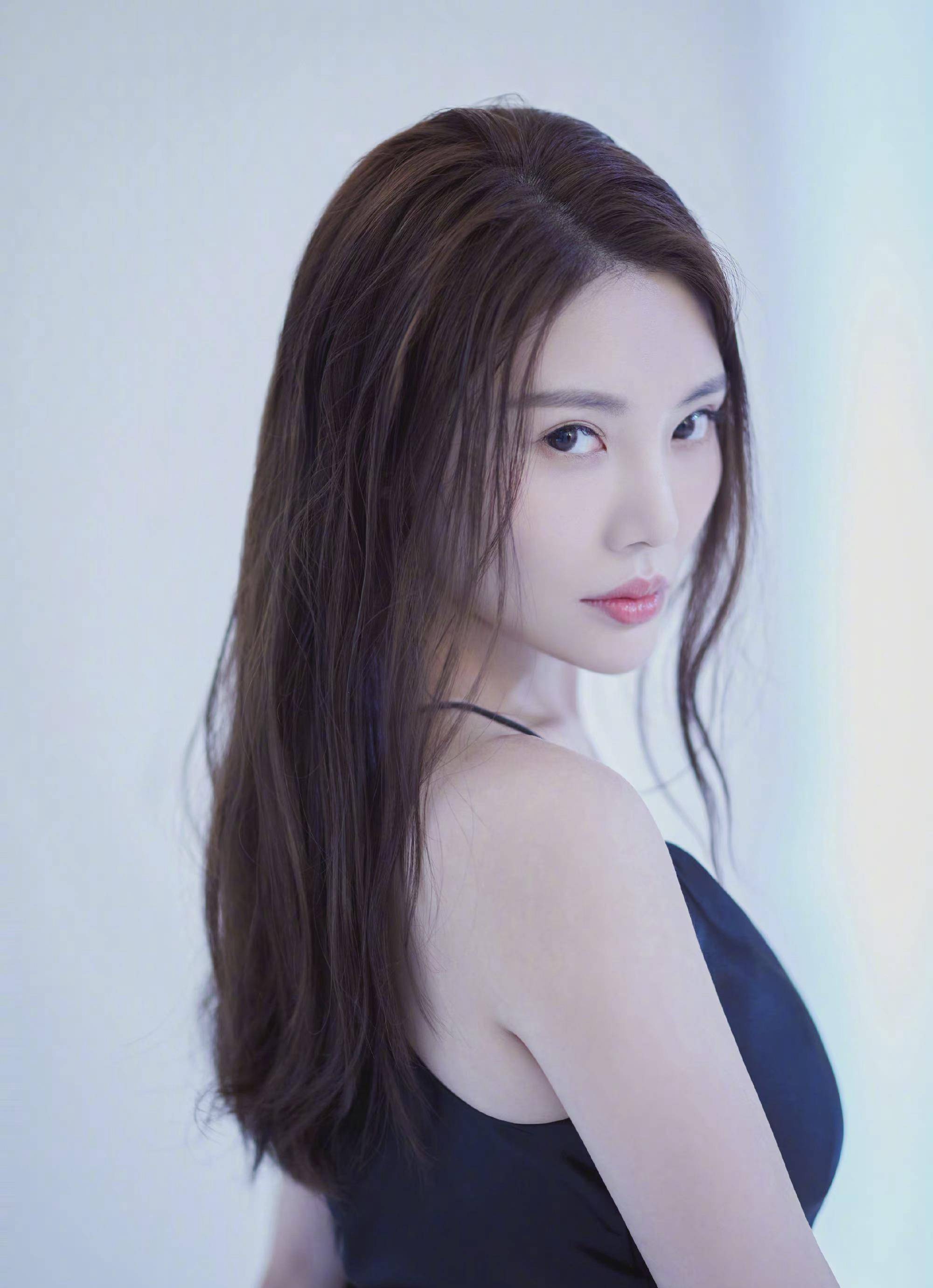 徐冬冬晒辣照!秀出凹凸有致的时尚身材,简直不要太美丽!