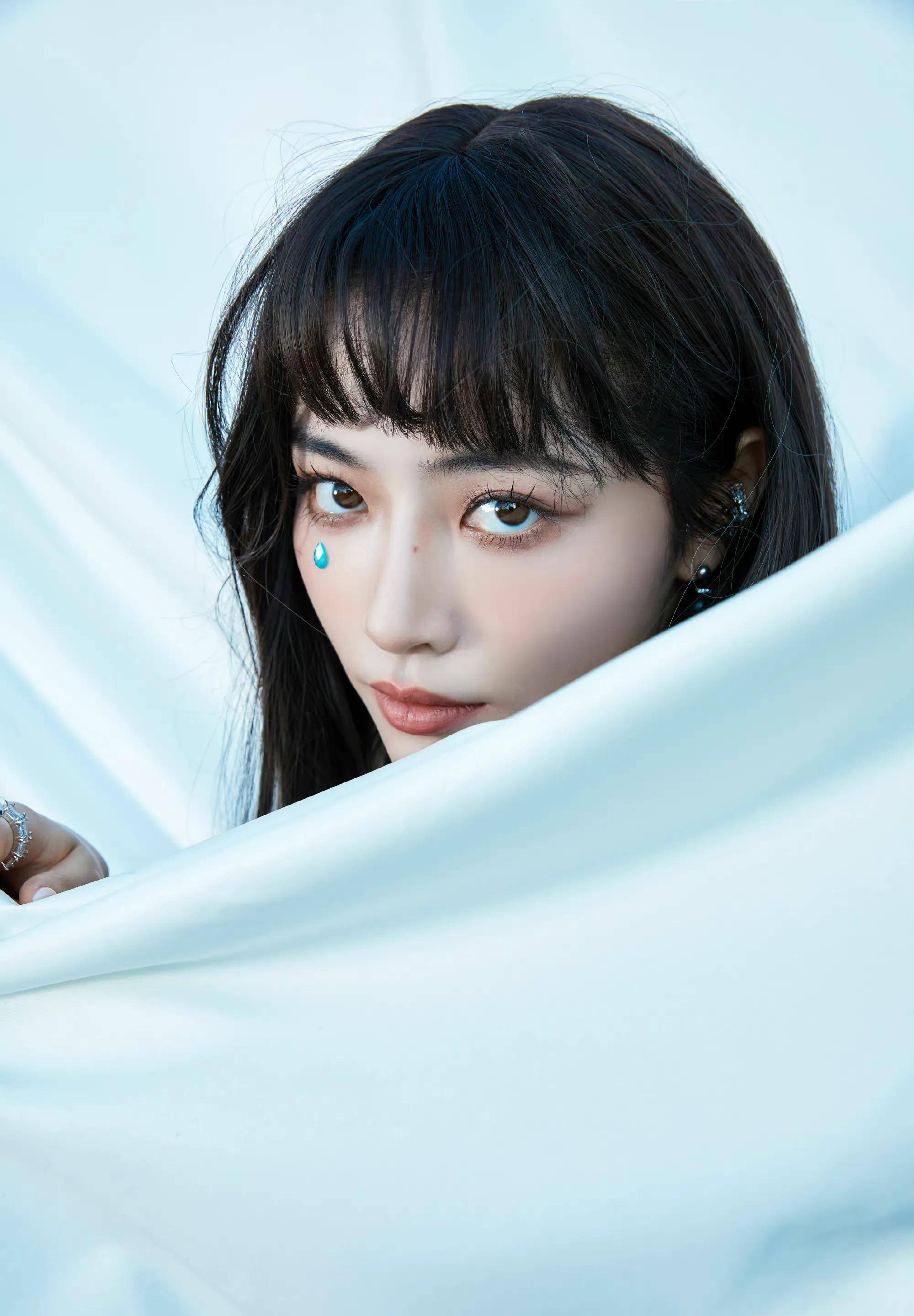 许佳琪齐刘海泪钻妆造型 性感美艳清冷魅惑,好像一只撩人的小野猫