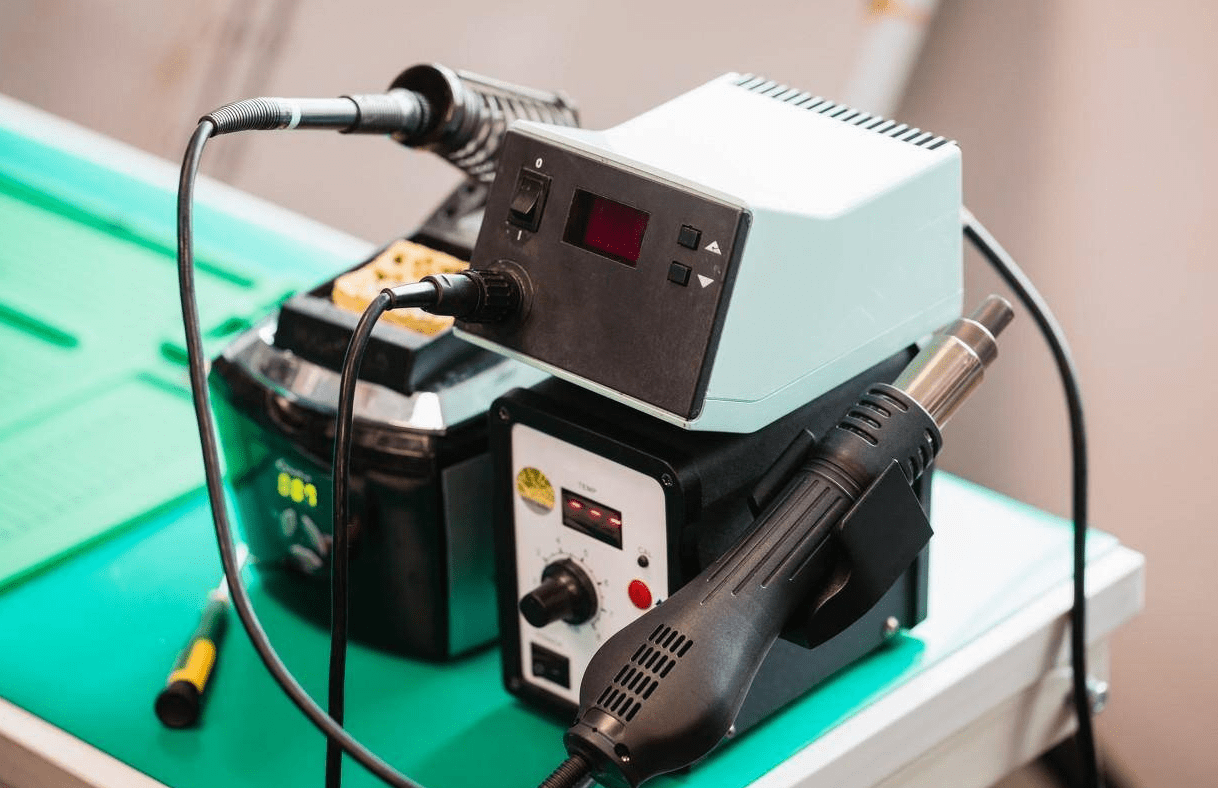 电烙铁电烙铁电烙铁的使用以及注意事项:1,准备工具 电烙铁 焊锡丝