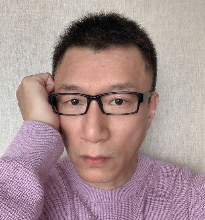 孙红雷又晒自拍,穿美紫色毛衣出镜瘦到脸颊凹陷,网友评论太奇葩_漂亮