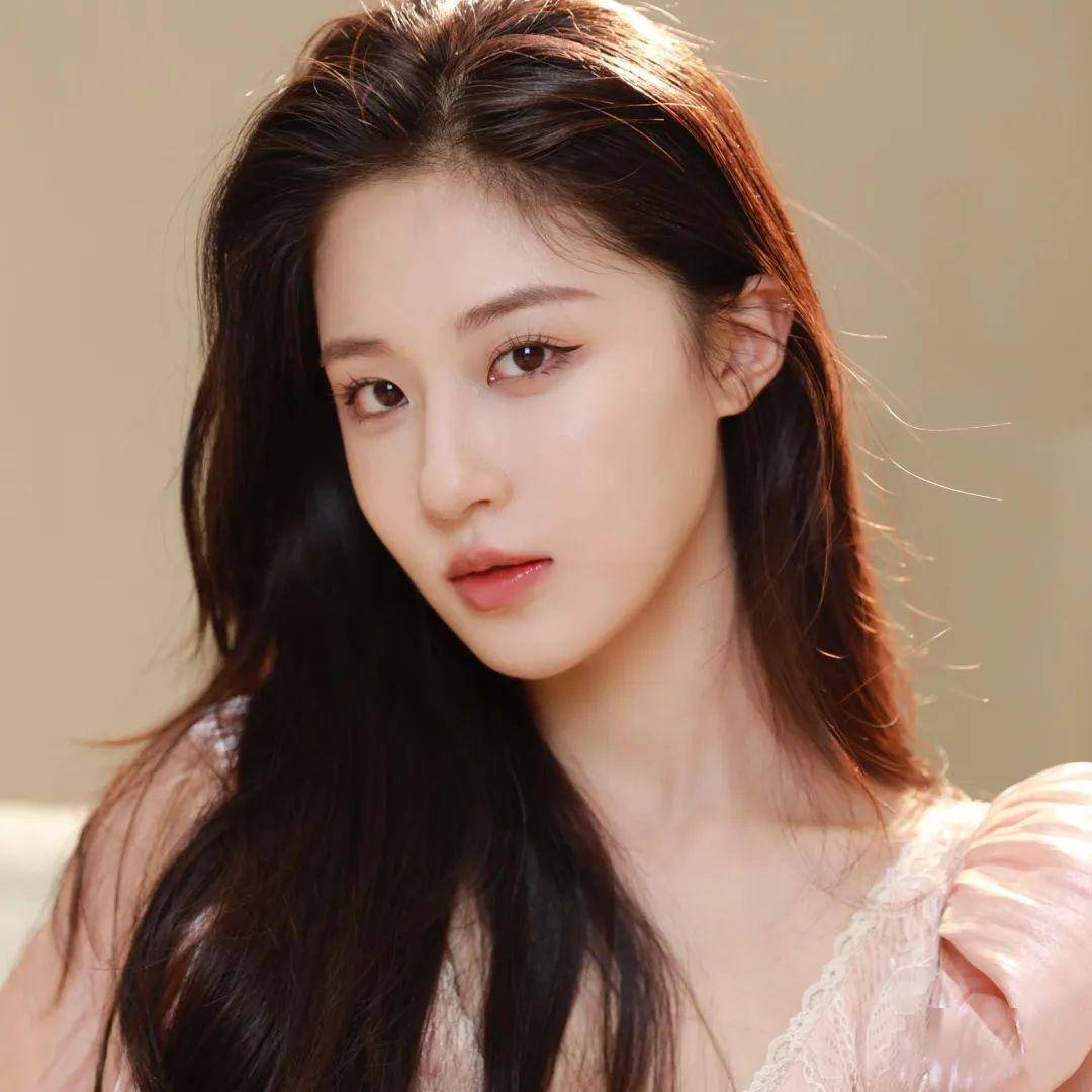 于雯知名时尚美妆kol贝玲妃蒲公英经典腮红经典永不过时,刷一万遍也不