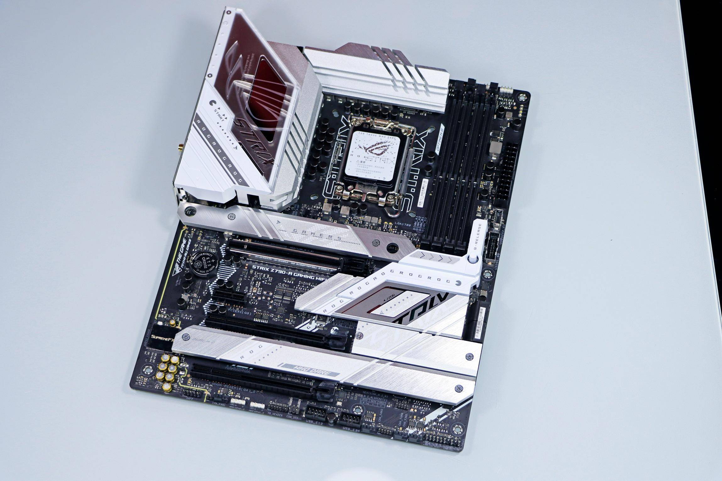 当翻开包装盒,就可以看到雪武战姬形态的 se7en,以及满满的 rog 元素