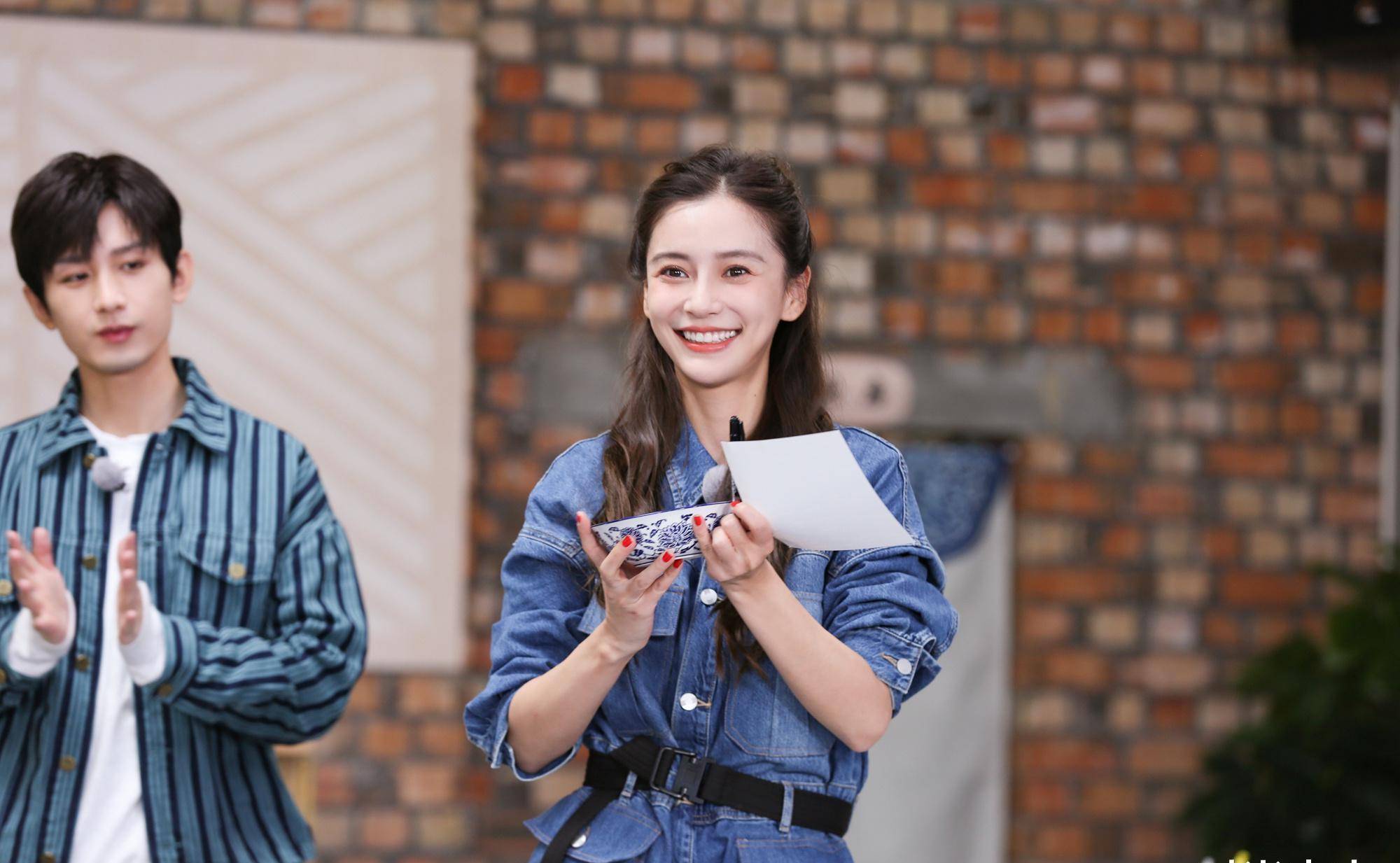 baby风波后风格大变,同框蔡徐坤,黑色套装搭金丝眼镜时尚霸气_西装_的