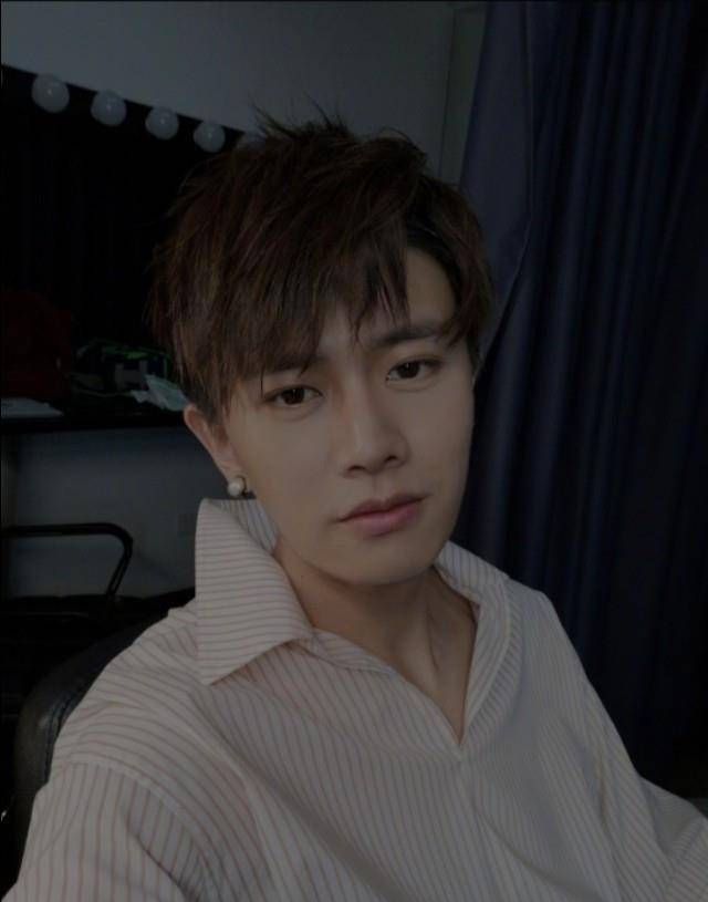 任嘉伦穿衬衫竟露"锁骨"!他的运动装比"云彩"还要"白"_卫衣_休闲_基础