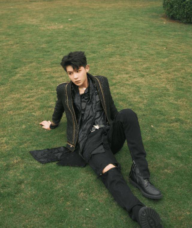 有种帅气叫黄明昊穿破洞裤,当他坐在草地上后,这腿长让人心动_节目