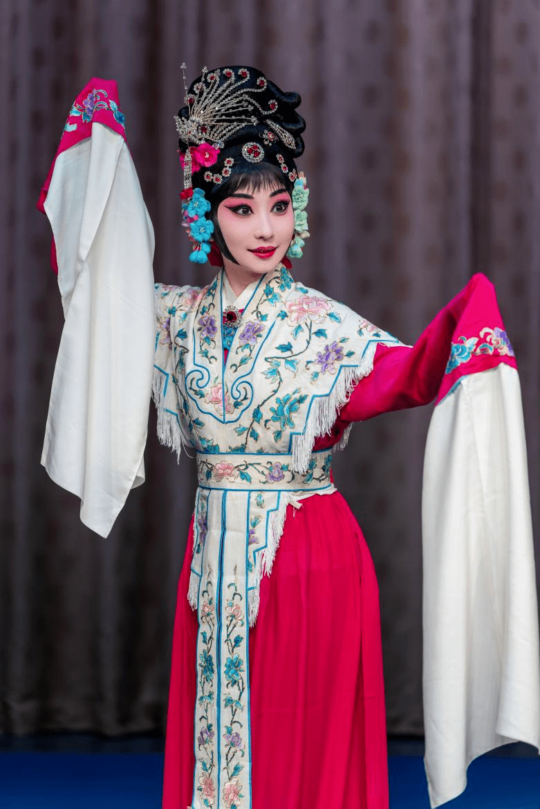 剧中的各种眼神,身段和念白,都具有荀派的风格特点和表演特色