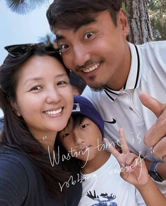 何洁罕见晒全家福,刁磊与继子继女晒温馨合影,三个孩子跟着妈妈_七宝