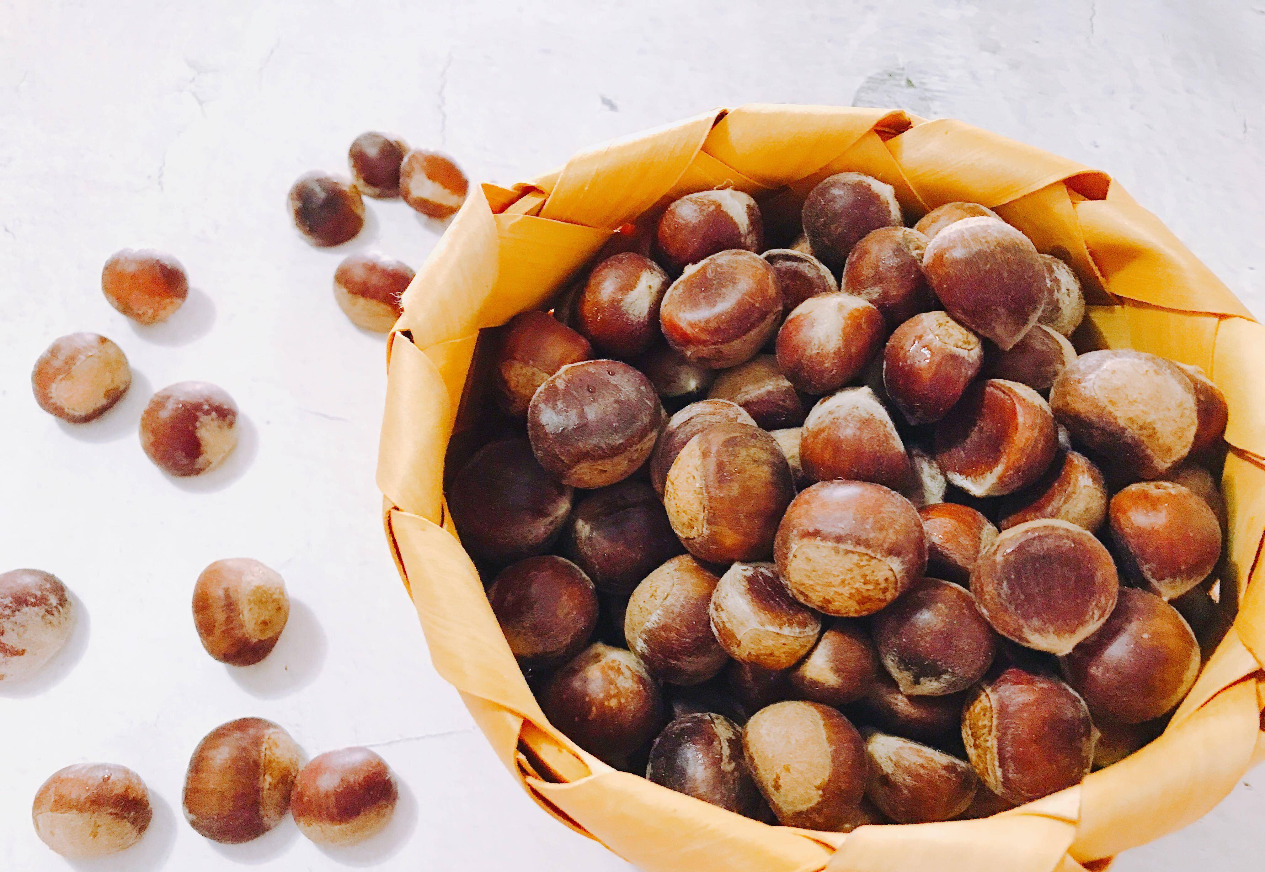 所需食材:板栗,电饼铛【干炒板栗】今天到菜市场,看到有卖生板栗的,五
