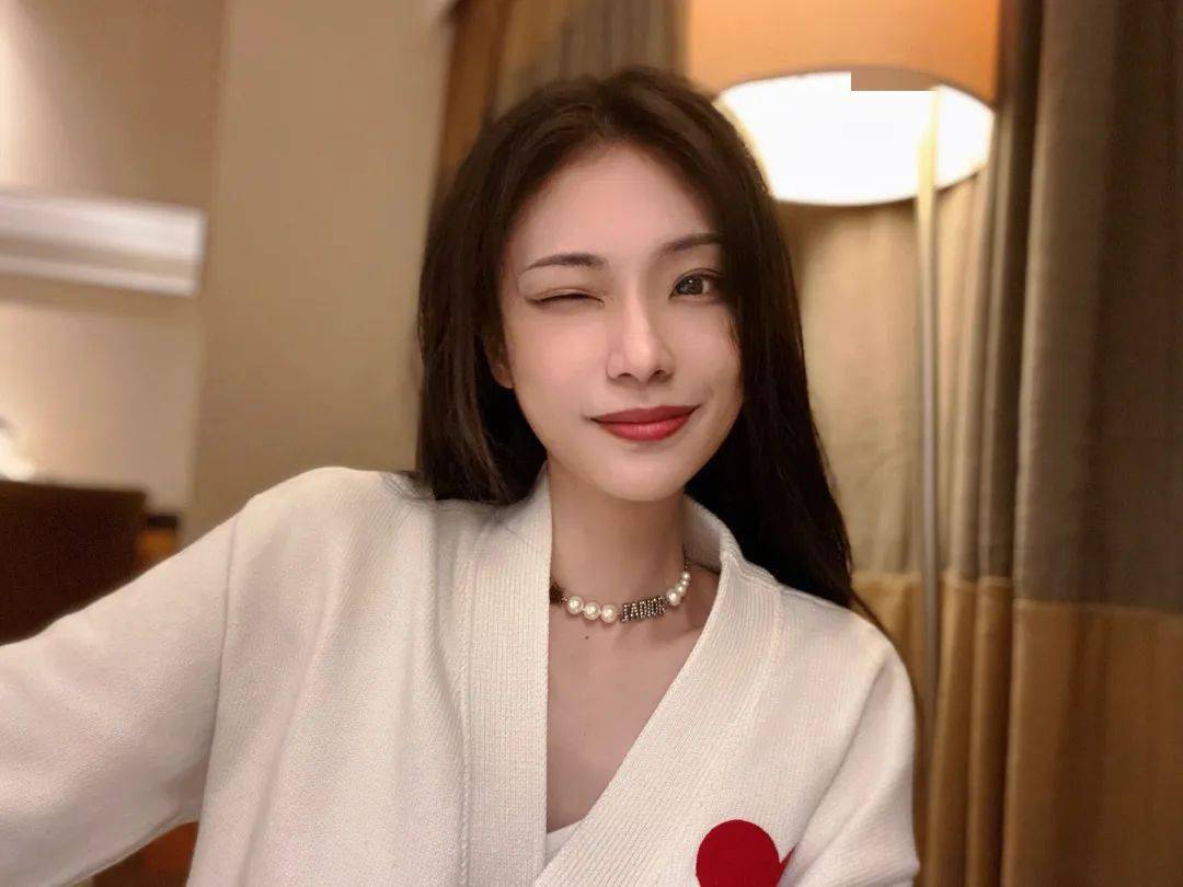 【正妹报到】爱上珀斯的时尚达人!uwa长腿学妹来啦!_uwa_大城市_豆豆