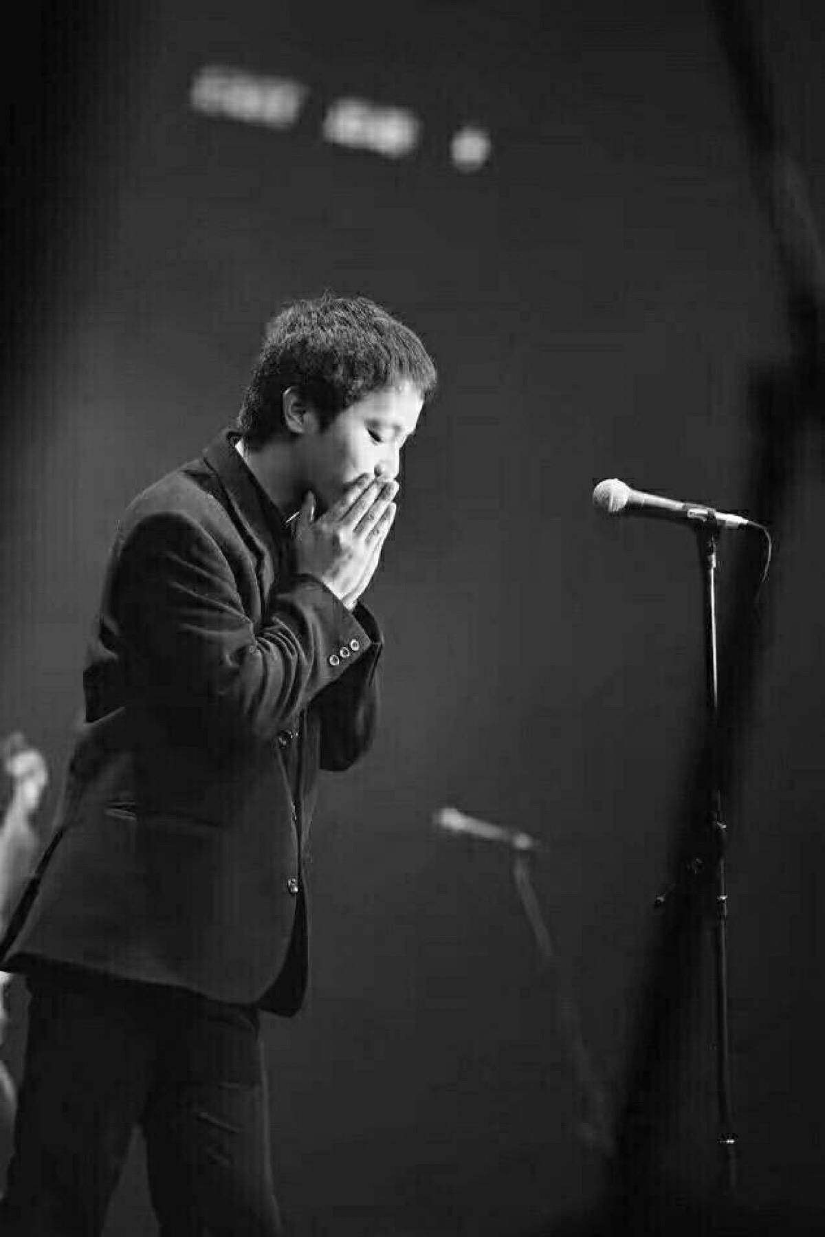 1987年,窦唯才正式进入摇滚圈,那天在北京化工学院,"派"乐队有个演出