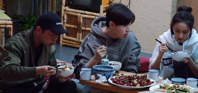 戚薇心直口快,质疑向往的生活有演的成分,黄磊听后表情很微妙!