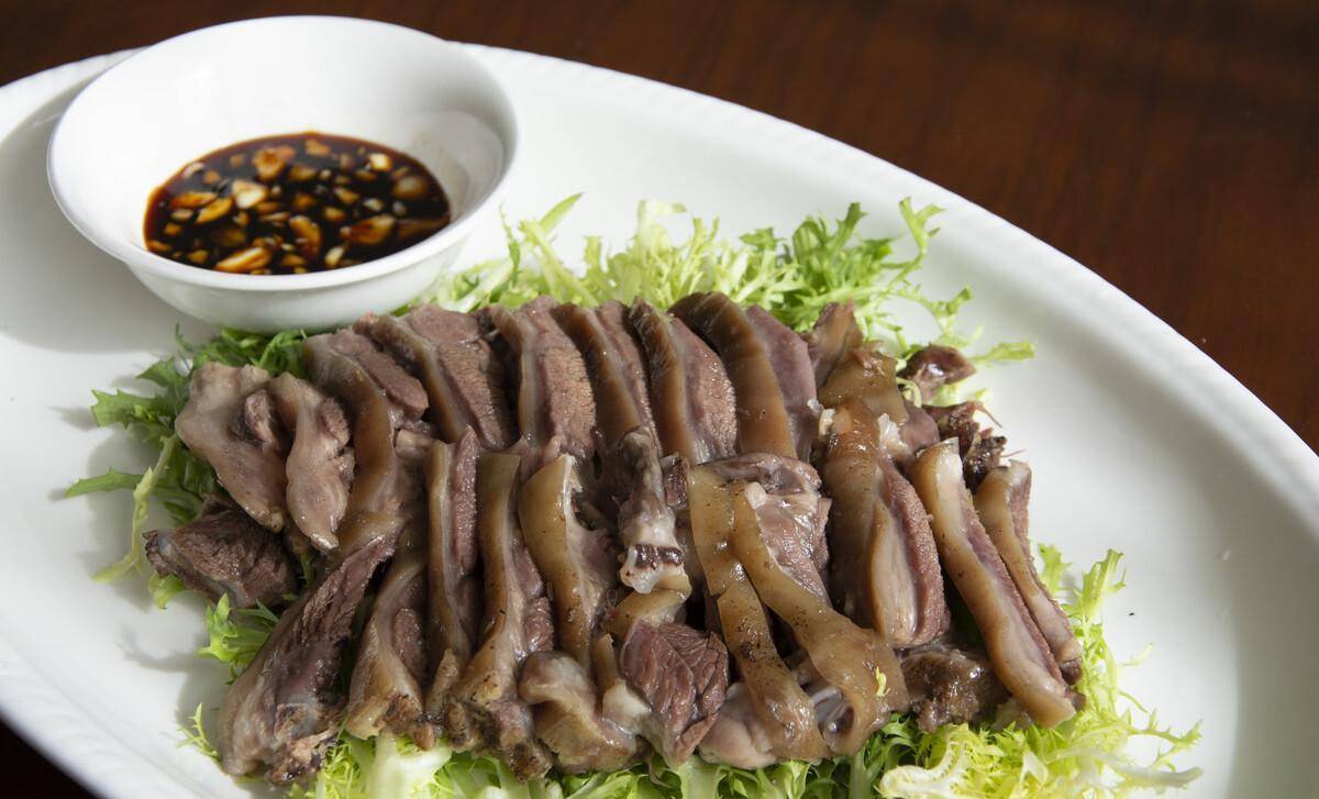 广西人吃狗肉为什么讲究一黄二白三花四黑?_黑狗_稻草_白切
