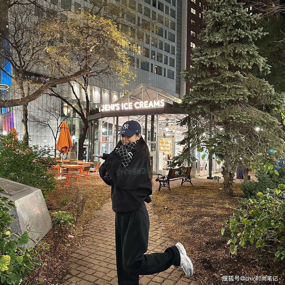 猫系少女jennie无论穿什么都有着她自身独特的swag感觉,时尚又高级.