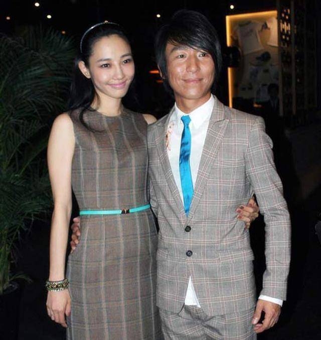 而陈羽凡可是一个很有名气的歌手,所以她们的结合让很多人对白百何都