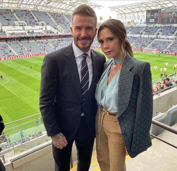 和英国创作女歌手艾玛·本顿(emmabunton)等明星一起从洛杉矶飞回英国