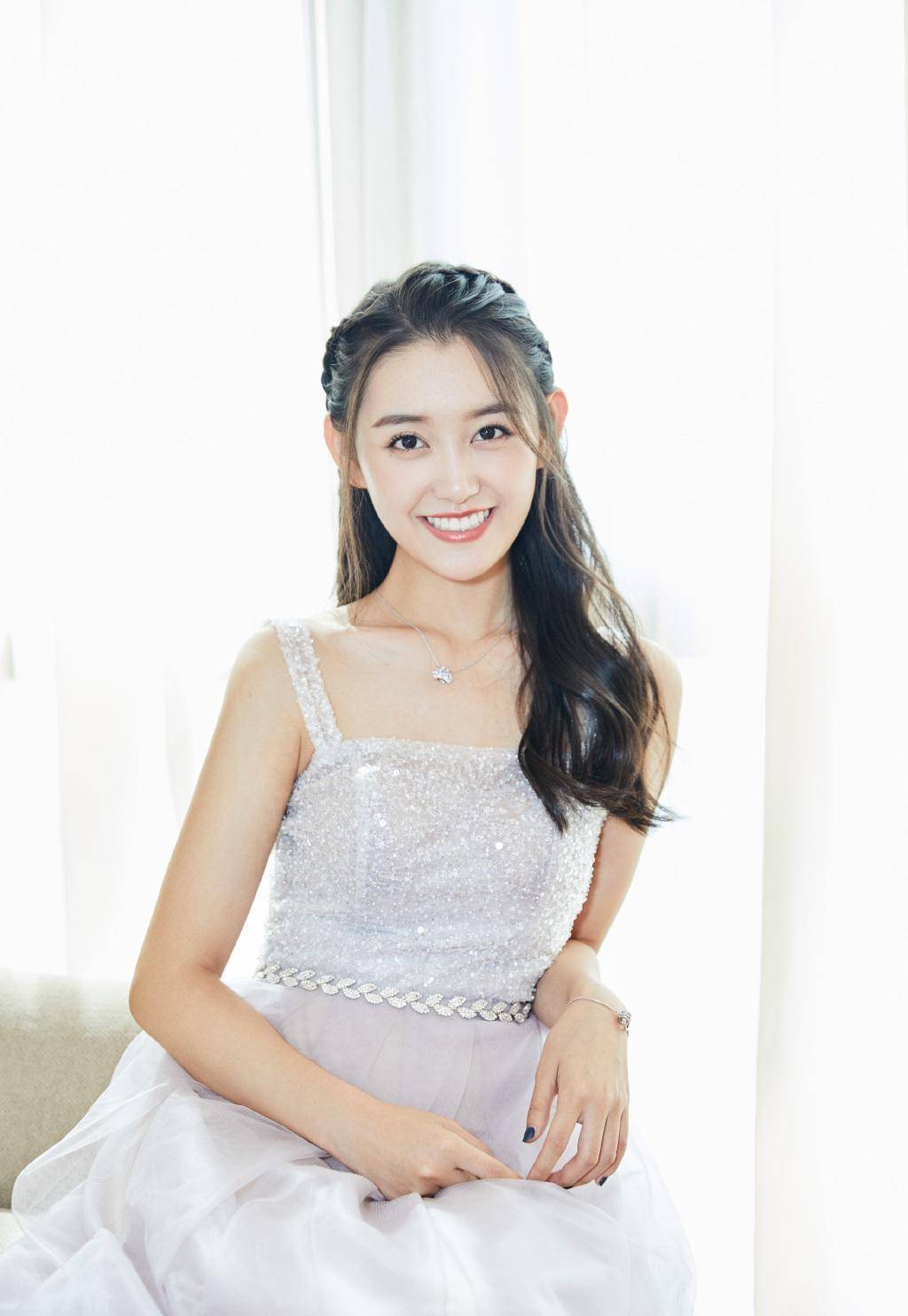 蒋依依好会玩,穿一袭白裙"抱羊牵鹅",样子呆萌似人间精灵_时尚_装饰