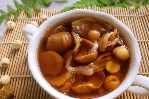 板栗莲子百合甜汤,味道清甜清热解腻,滋补还好喝_食用_身体_食材