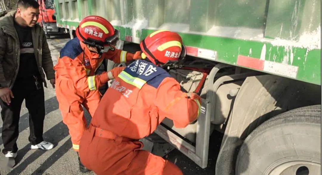 最新:天门连发两起!_救援_汉江_车门