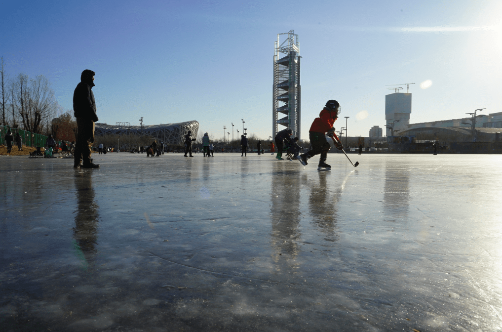 奥林匹克公园龙形水系冰面,市民享受滑冰乐趣_天气_冰球_孩子