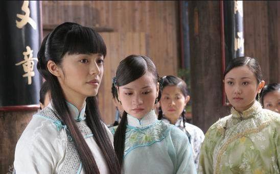 2007年,她因为参演滕文骥导演的电视剧《梦回春谷》,正式踏入娱乐圈.