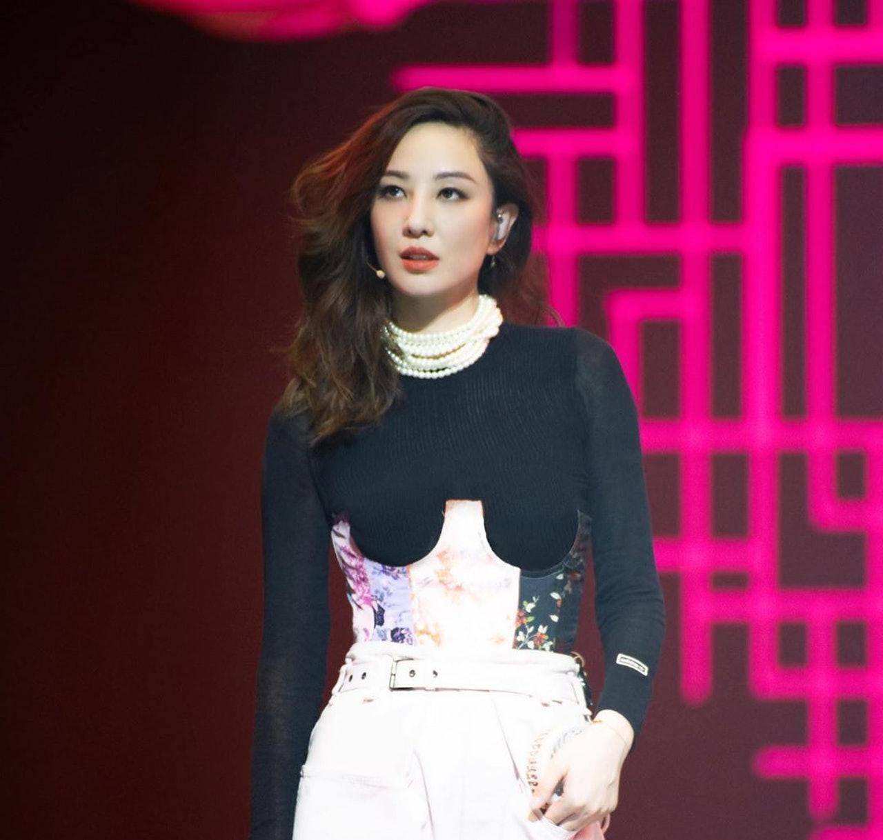 郑希怡人生如乘风破浪:险些瘫痪后认定丈夫,恩爱14年始终如初_yumiko