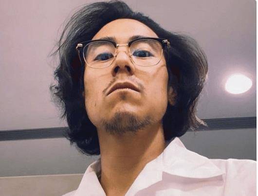 看上去彭于晏的发际线还是挺高的,可千万不要像吴彦祖一样秃顶了,那就