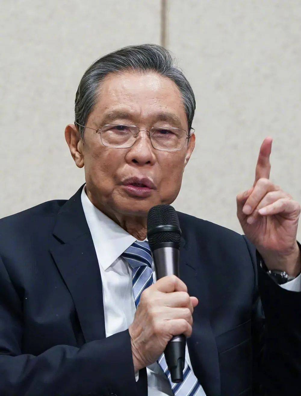 钟南山预计明年上半年能恢复到疫情前生活_防控_疫苗_重症