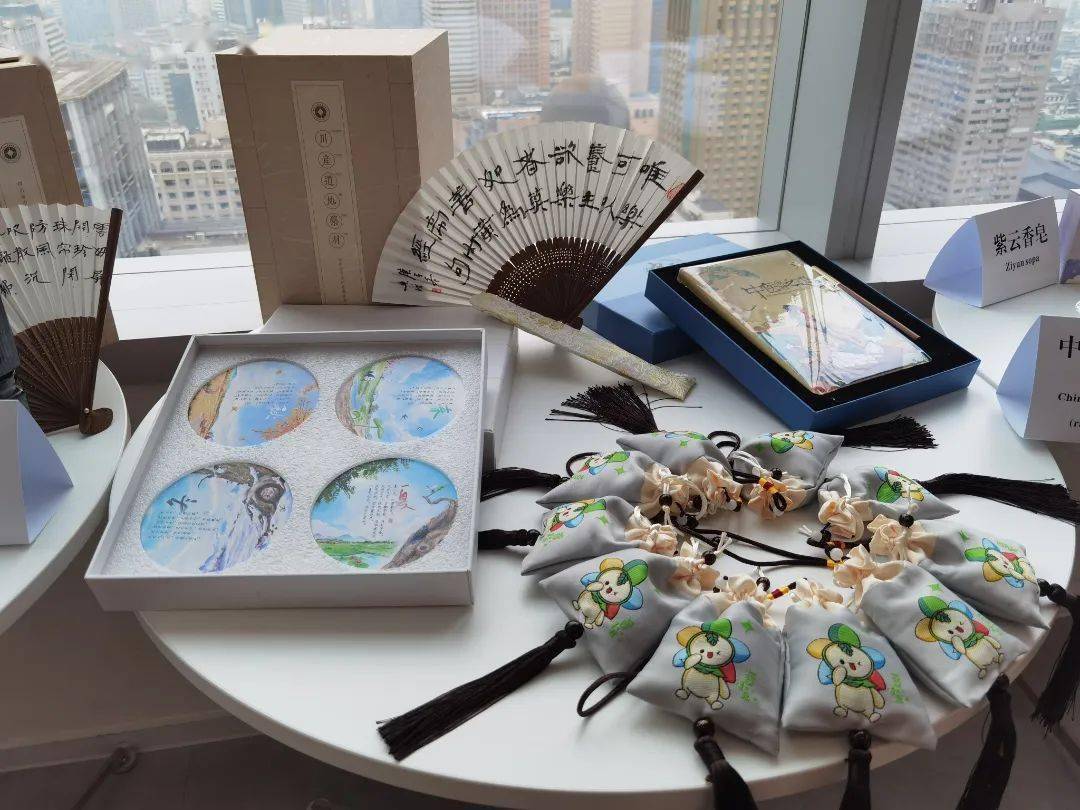 循着味道便能看到摆放着中医药香囊的中医药大健康产品展览展示区