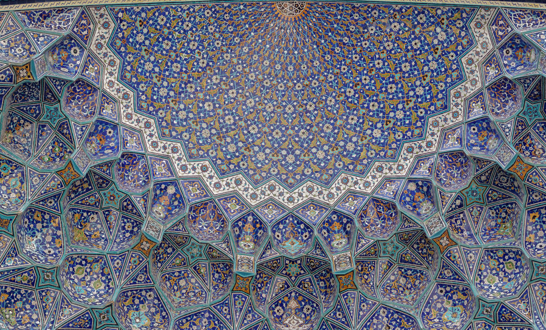 清真寺大门,由外向内第一层是钴蓝色瓷砖和大气的学者体书写的古兰经