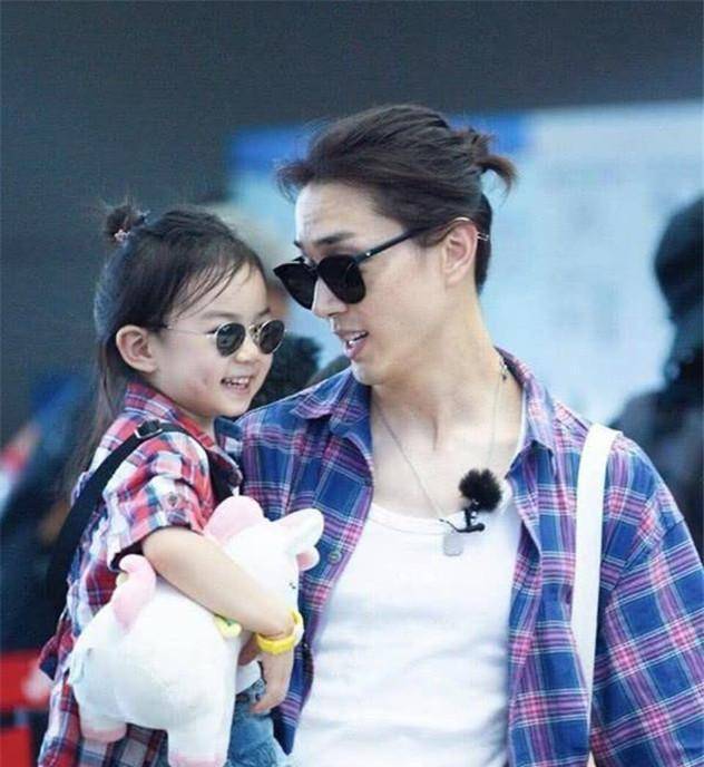 别人家是"撞脸",戚薇一家3口却"共用一张脸",网友:服气_孩子_父母