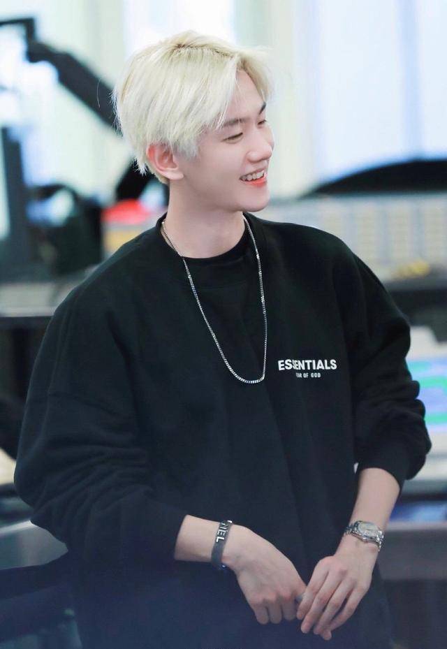 边伯贤玩游戏遇到神奇队友:"你多大?我185,是锅锅,大锅!